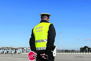 Condutor não obedeceu à GNR