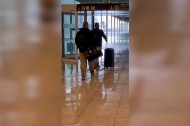 Aeroporto de El Prat cancela 50 voos devido à tempestade que atinge Barcelona. Há zonas do aeroporto inundadas.mp4