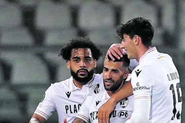 Tiago Silva festeja com os colegas o golo com que inaugurou o marcador, ainda no 1.º tempo. 