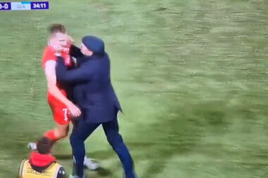 Jogador é expulso durante jogo de futebol em Itália e treinador abana-o e agarra-o pelos 'colarinhos'