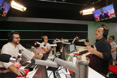 A sua rádio já está no ar! Ouça a CMR em 90.4 em Lisboa, 94.8 no Porto e em cmjornal.pt