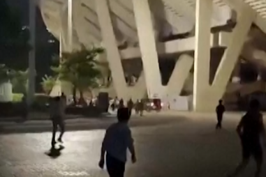 O momento em que carro avança sobre multidão na China. Pelo menos 35 pessoas morreram