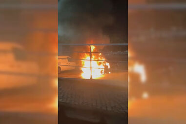 Carro arde em parque de estacionamento em Alverca