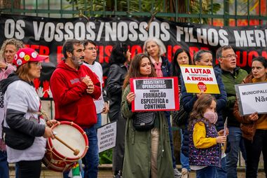 Docentes e não docentes protestam junto  à Escola  Prof. João  de Meira, Guimarães 