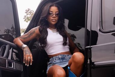 Ludmilla com o novo carrão