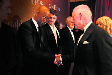 Denzel cumprimenta Carlos III 