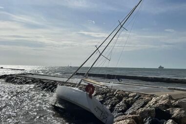 Imagens mostram veleiro naufragado em Oeiras  