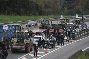 Protesto dos agricultores bloquearam estrada nacional 118 em Paris