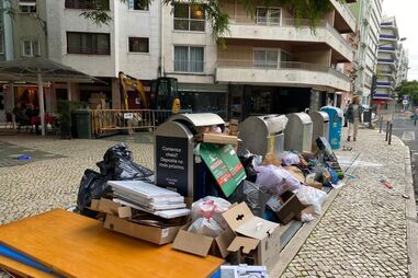 Ecopontos com lixo acumulado em redor na Avenida Miguel Bombarda