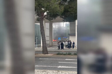 Carro arde no Parque das Nações em Lisboa
