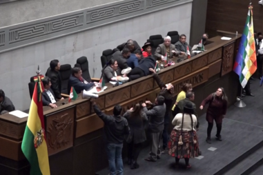 Crise política na Bolívia: deputados do partido no poder envolvem-se em confrontos