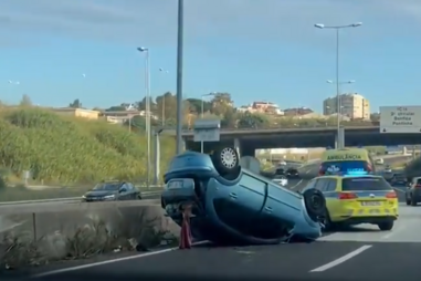 Um ferido em despiste seguido de capotamento no IC16 junto ao UBBO na Amadora