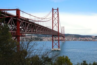 Homem ferido em colisão entre três carros na Ponte 25 de Abril. Trânsito condicionado no sentido Lisboa-Almada