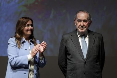 Ramalho Eanes aplaudido de pé na apresentação do livro da autoria de Fátima Campos Ferreira que o homenageia