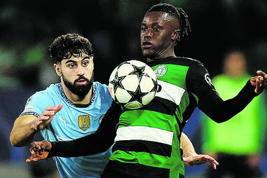 Quenda em duelo com Gvardiol, em jogo da Champions 