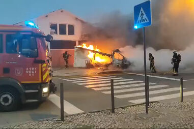 Autocaravana arde junto a discoteca nas docas de Lisboa