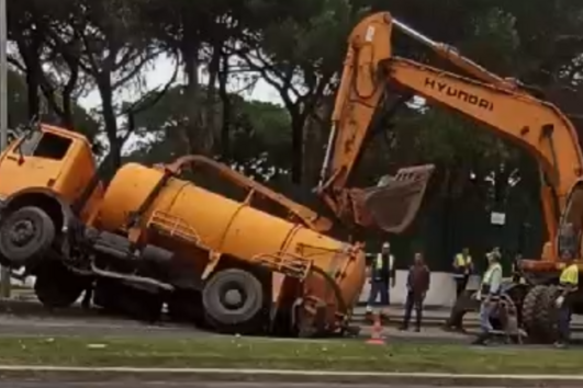 Camião cai em buraco em estrada da Costa da Caparica 