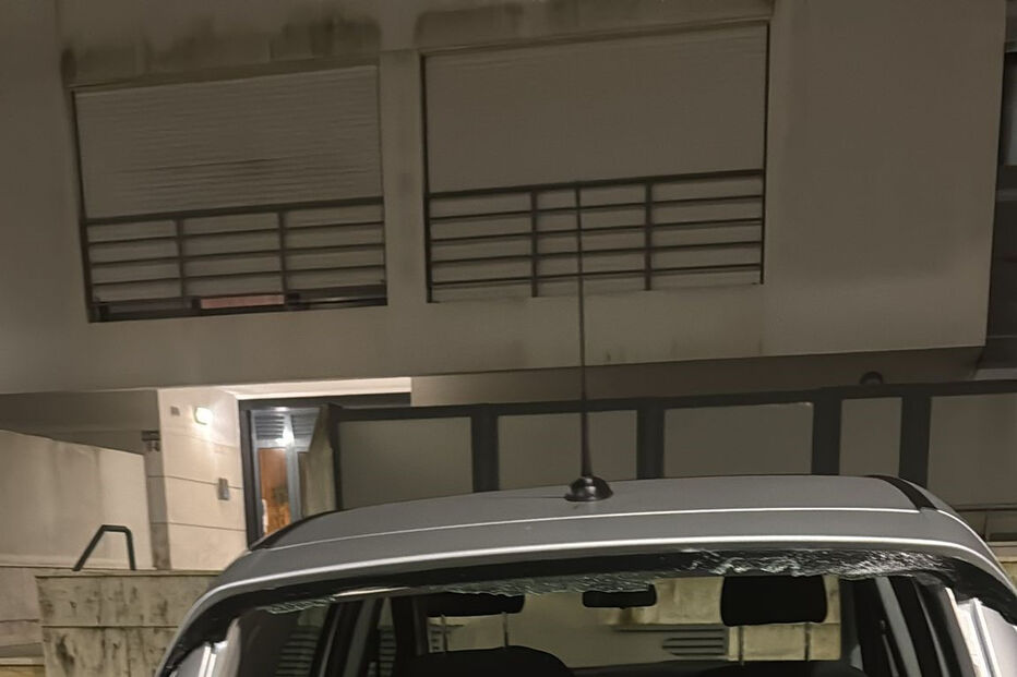 Jovens danificam carros e porta de prédio na Amadora