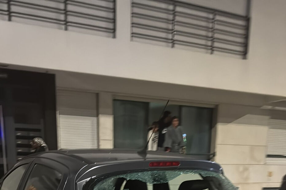 Jovens danificam carros e porta de prédio em Moinhos da Funcheira, na Amadora
