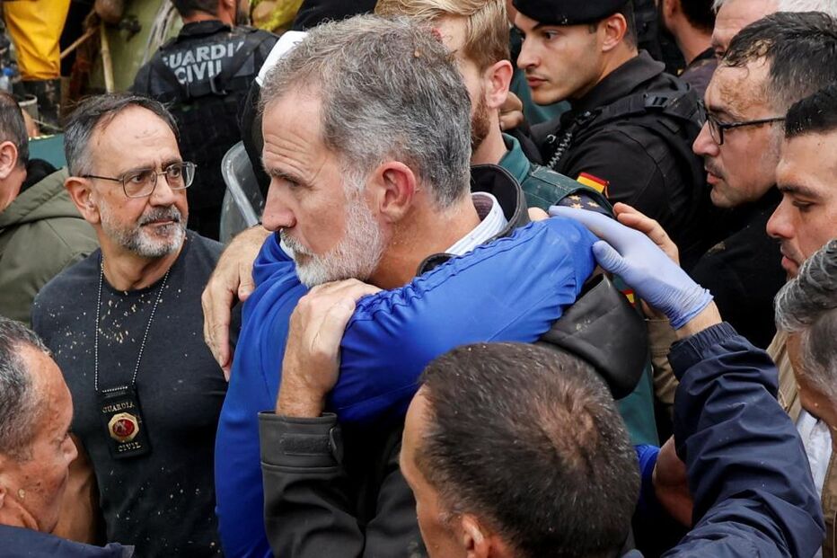 Reis de Espanha foram recebidos em Paiporta, Valência, com lama e insultos