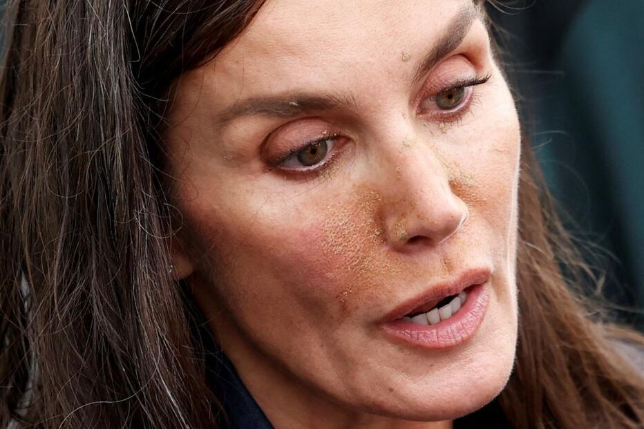 Reis de Espanha foram recebidos em Paiporta, Valência, com lama e insultos