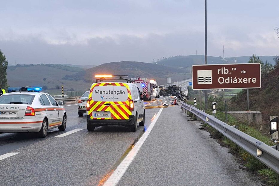 Camião que transportava betão despista-se na A22