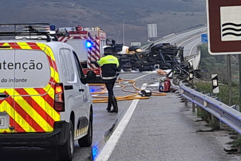 Camião que transportava betão despista-se na A22