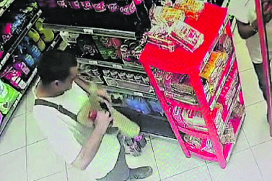 Dupla furtou várias garrafas de bebidas do minimercado 