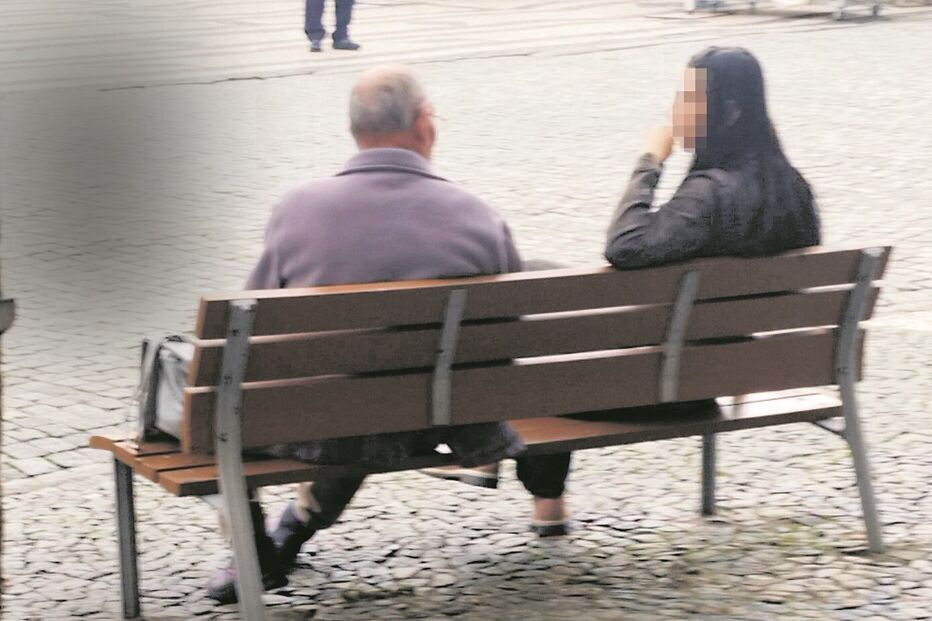 Momento em que Costa contacta uma jovem na Praça do Giraldo