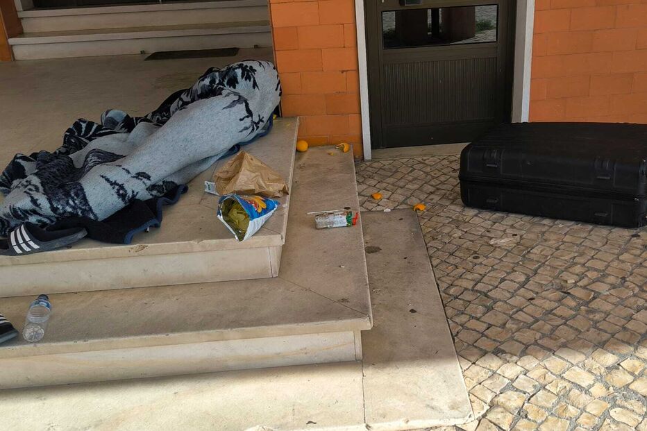 Lixo junto ao novo centro da AIMA em Lisboa