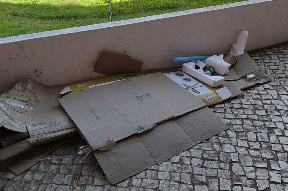 Lixo junto ao novo centro da AIMA em Lisboa
