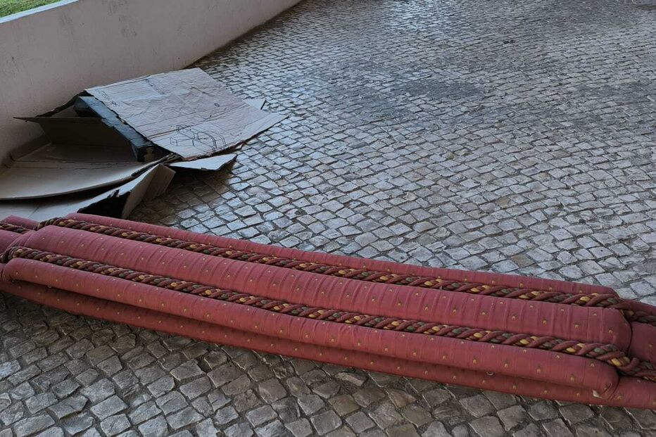 Lixo junto ao novo centro da AIMA em Lisboa