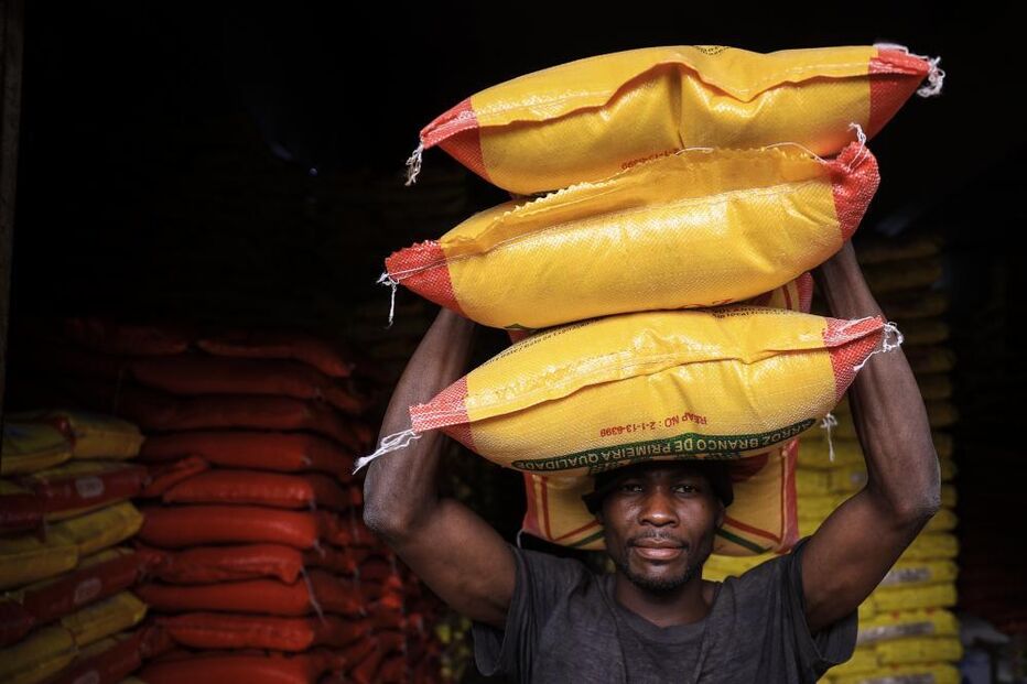 Jovens moçambicanos desempregados em antiga gigante têxtil quase em ruínas