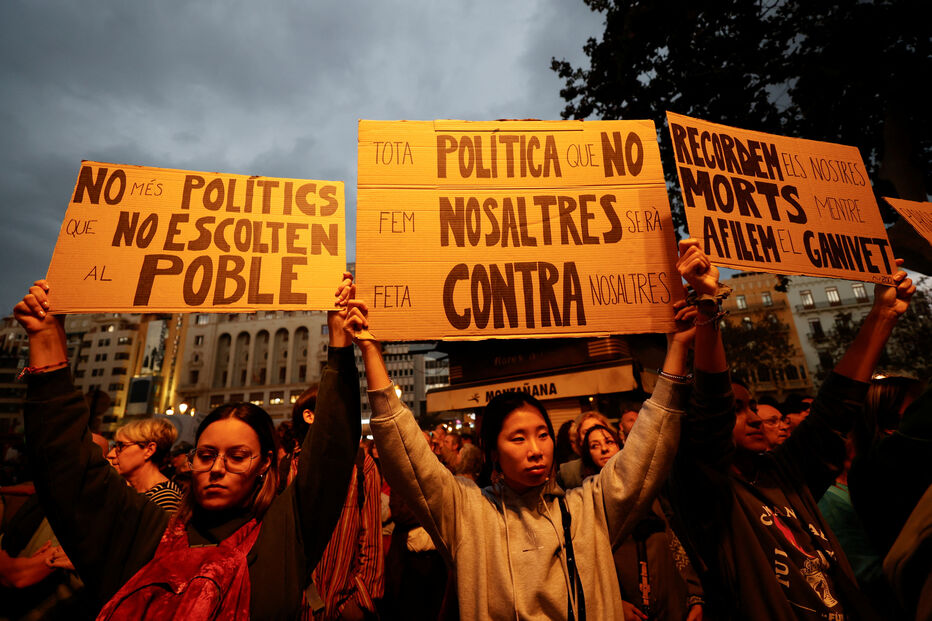 2024-11-09T173135Z_378095767_RC2T1BAHQB2P_RTRMADP_3_EUROPE-WEATHER-SPAIN-PROTEST.JPG