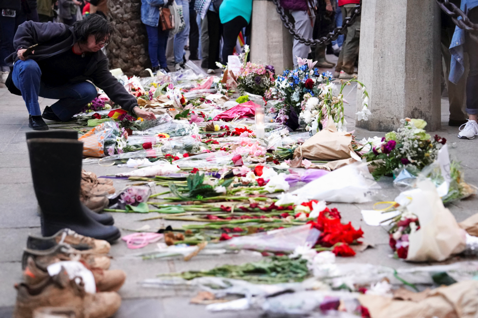 Multidão protesta contra a resposta de emergência e a gestão das inundações mortais no leste de Espanha e pede demissão do líder regional de Valência, Carlos Mazon