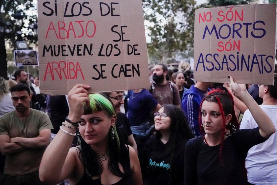 Multidão protesta contra a resposta de emergência e a gestão das inundações mortais no leste de Espanha e pede demissão do líder regional de Valência, Carlos Mazon