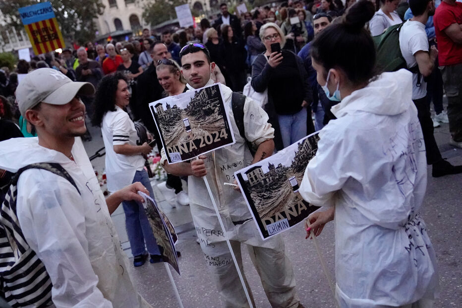 Multidão protesta contra a resposta de emergência e a gestão das inundações mortais no leste de Espanha e pede demissão do líder regional de Valência, Carlos Mazon