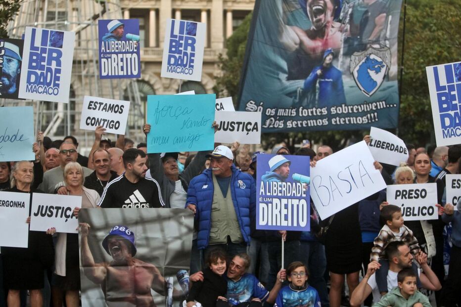 Dezenas pedem libertação de Fernando Madureira em vigília no Porto