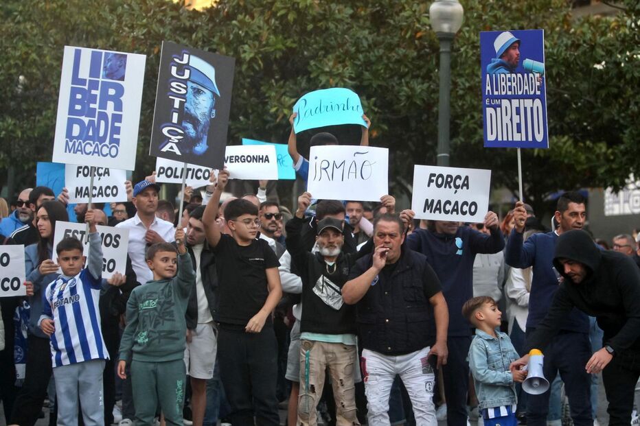 Dezenas pedem libertação de Fernando Madureira em vigília no Porto