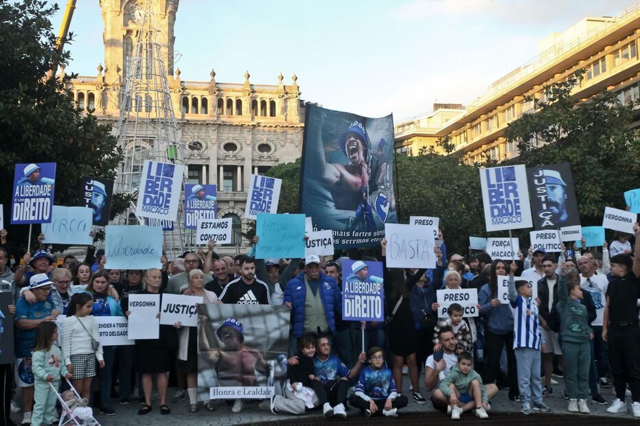 Dezenas pedem libertação de Fernando Madureira em vigília no Porto