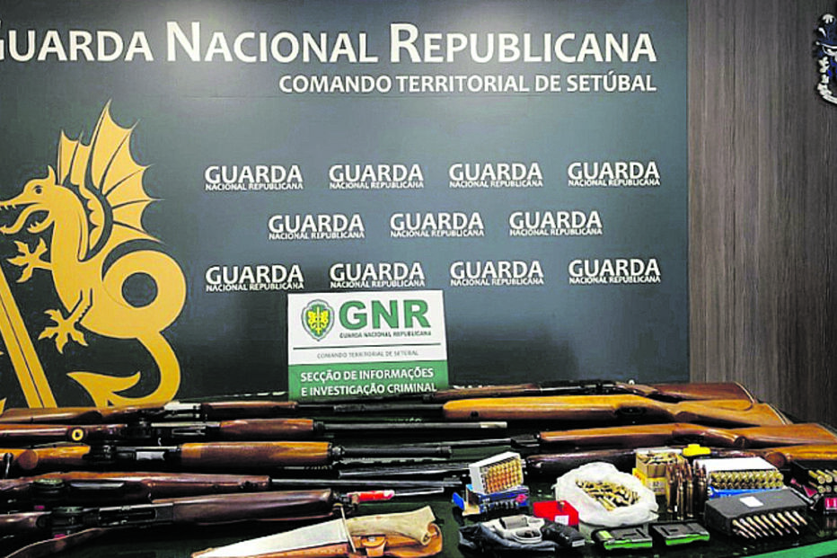 Homem que exercia violência sobre a companheira em Sesimbra tinha arsenal em casa