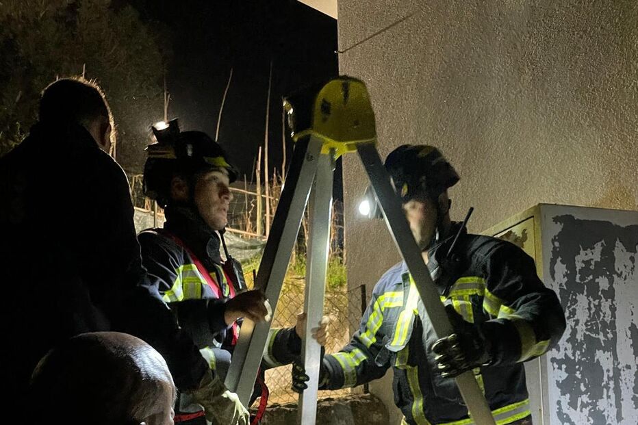 Bombeiros resgatam cão de poço tapado
