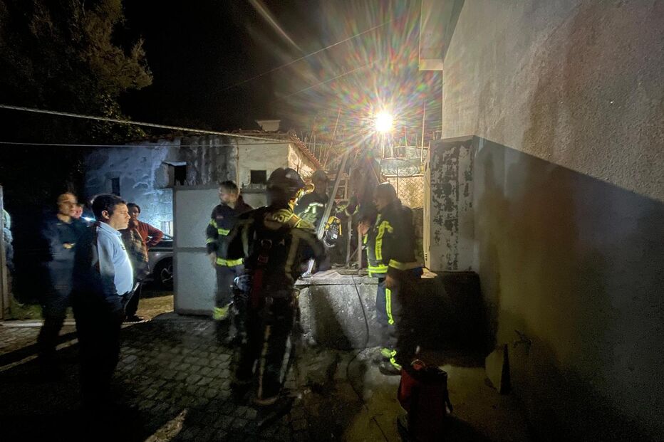 Bombeiros resgatam cão de poço tapado