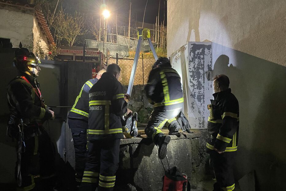 Bombeiros resgatam cão de poço tapado