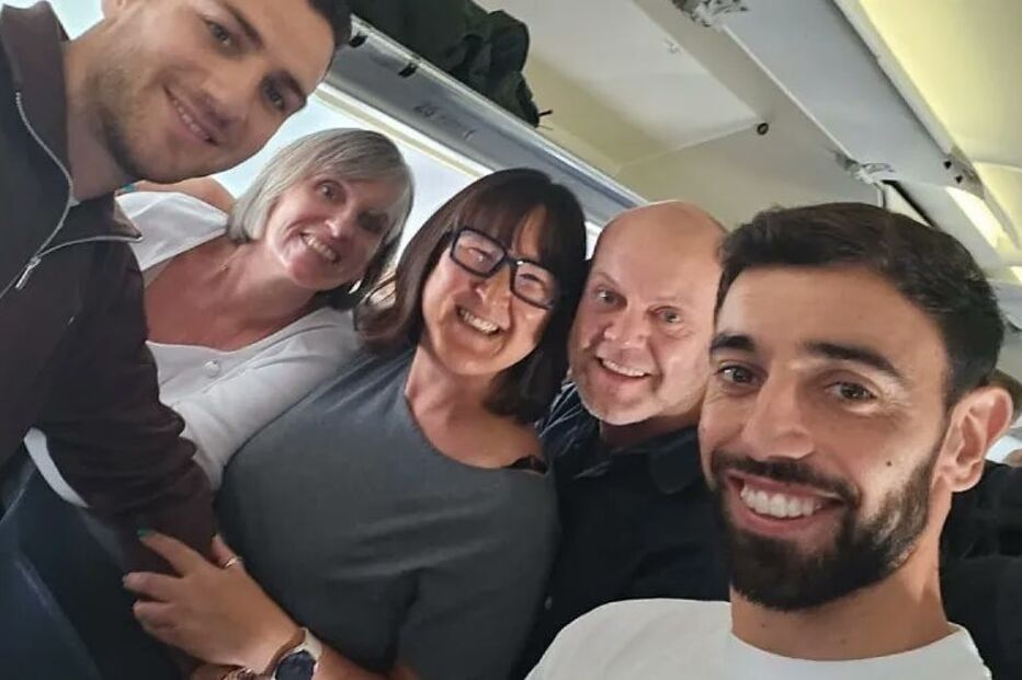 Bruno Fernandes e Digo Dalot com passageiros do avião 