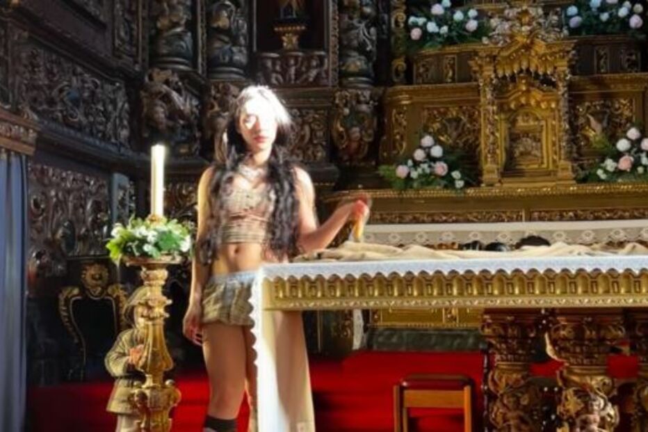 Ex-concorrente do Big Brother partilha fotos de top e minissaia em altar de igreja