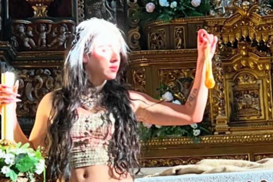 Ex-concorrente do Big Brother partilha fotos de top e minissaia em altar de igreja