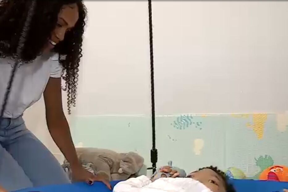 Menino precisa de apoio dia e noite e Adriana vive dependente da ajuda de terceiros