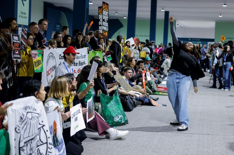 Ativistas manifestam-se em silêncio em Baku pela tomada de decisões na COP29