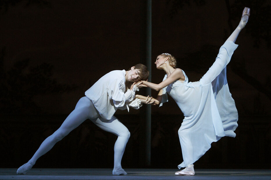 Vladimir Shklyarov à esquerda dançou com Alina Somova 